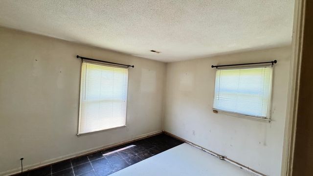 136 Raintree Dr, Spartanburg, SC 29301