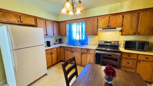 136 Raintree Dr, Spartanburg, SC 29301