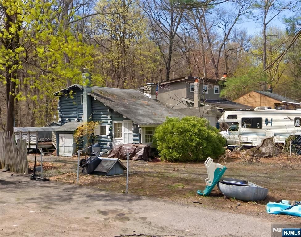 11 Setting Sun Trail, West Milford, NJ 07480