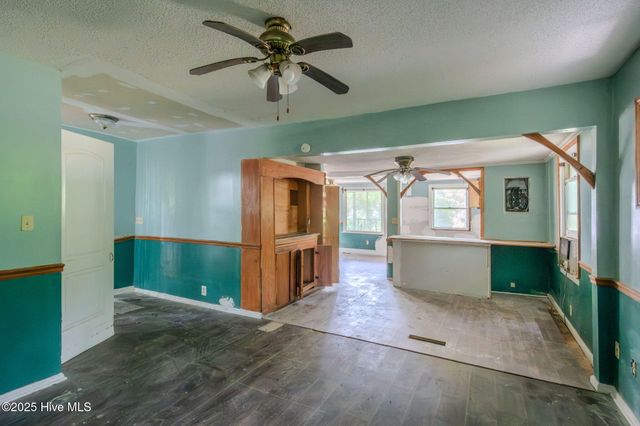 409 S Bodenheimer Street, Saint Helena, NC 28425