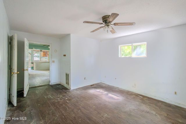 409 S Bodenheimer Street, Saint Helena, NC 28425