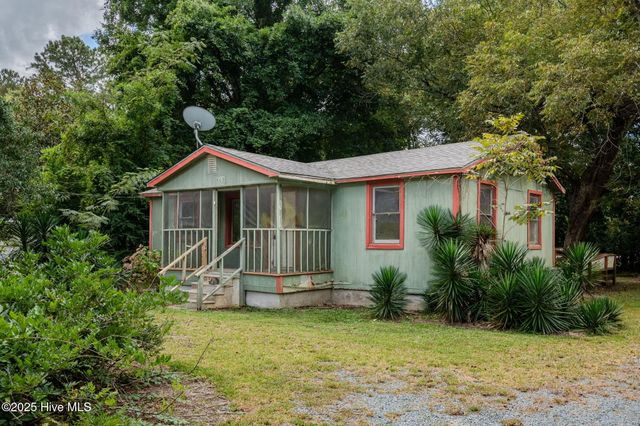 409 S Bodenheimer Street, Saint Helena, NC 28425