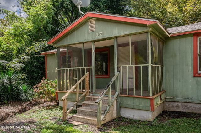 409 S Bodenheimer Street, Saint Helena, NC 28425