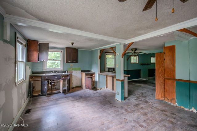 409 S Bodenheimer Street, Saint Helena, NC 28425