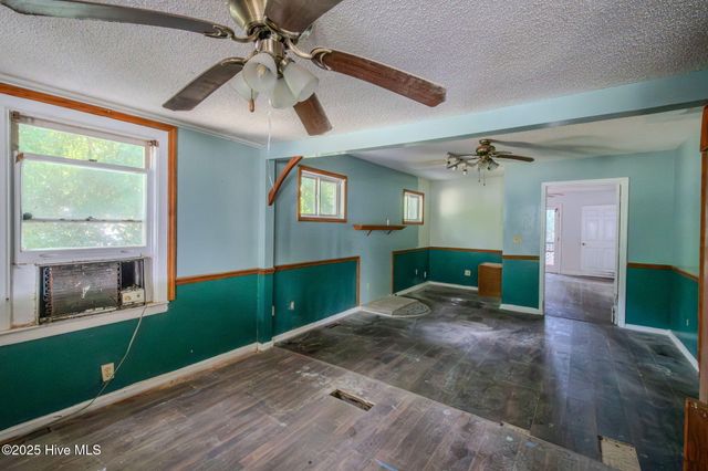 409 S Bodenheimer Street, Saint Helena, NC 28425