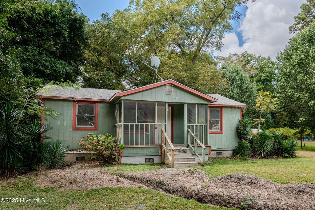 409 S Bodenheimer Street, Saint Helena, NC 28425