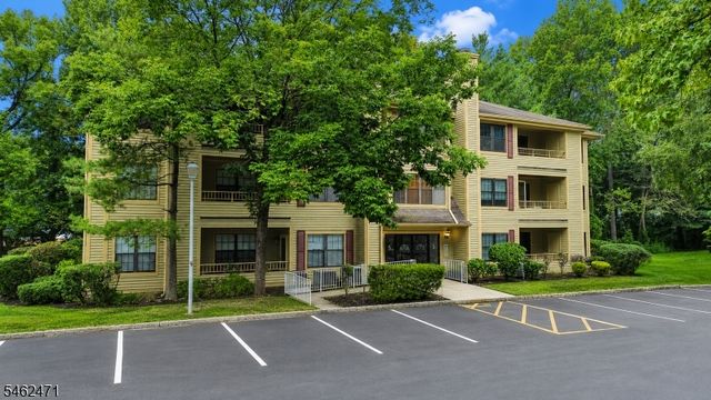 503 Chester Ct, Helmetta Boro, NJ 08828