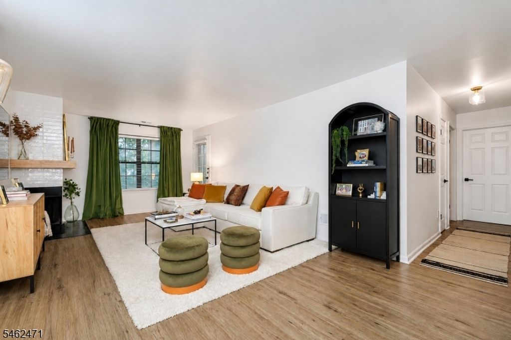 503 Chester Ct, Helmetta Boro, NJ 08828