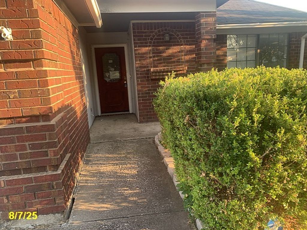 10709 Lone Pine Lane, Fort Worth, TX 76108