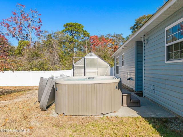 161 NE 7th Street, Oak Island, NC 28465