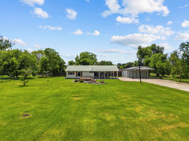 4901 S Elm Avenue, Santa Fe, TX 77517