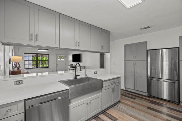 4901 S Elm Avenue, Santa Fe, TX 77517