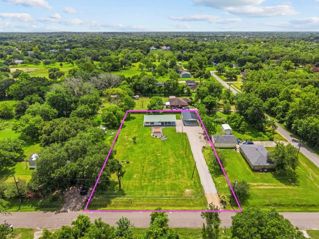 4901 S Elm Avenue, Santa Fe, TX 77517