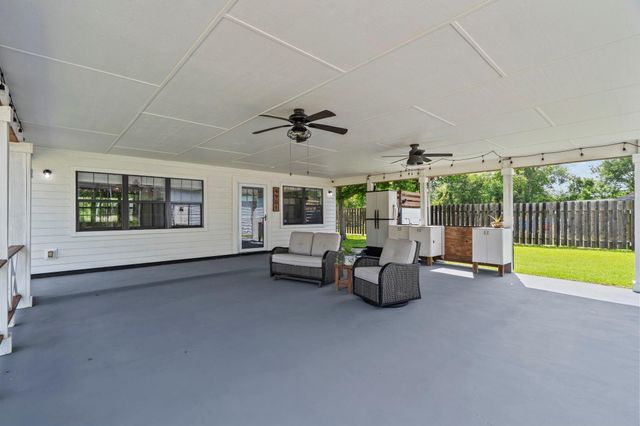 4901 S Elm Avenue, Santa Fe, TX 77517