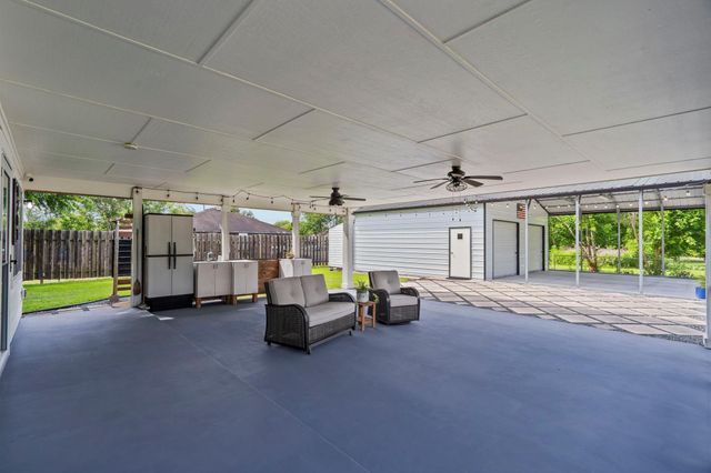 4901 S Elm Avenue, Santa Fe, TX 77517