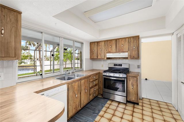 11500 NW 42nd St, Sunrise, FL 33323