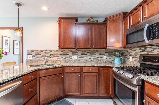17505 Juniper Lane, Leo, IN 46765