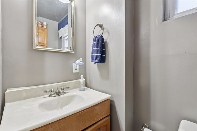 422 Mifflin St, West Mifflin, PA 15122