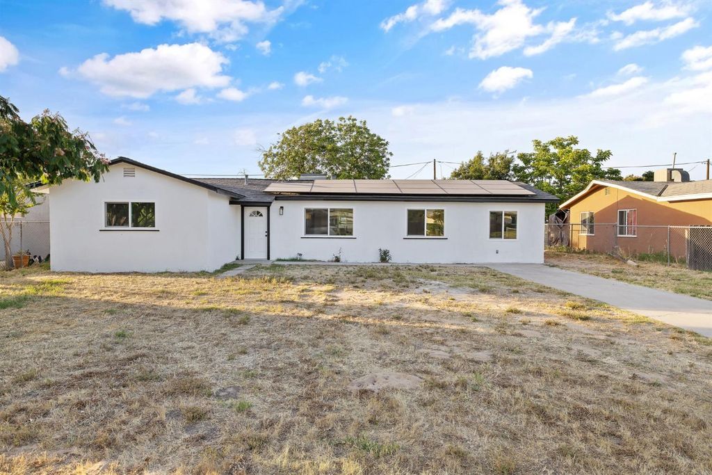 8728 E Khan Street, Selma, CA 93662