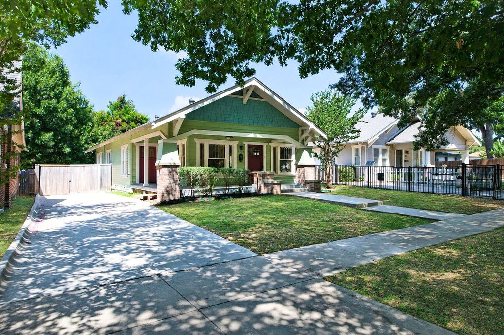 2704 College Avenue, Fort Worth, TX 76110