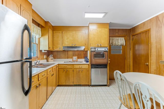 8 Dickens Lane, Taylors, SC 29687