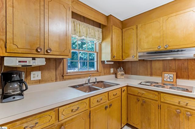 8 Dickens Lane, Taylors, SC 29687