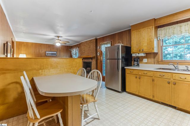 8 Dickens Lane, Taylors, SC 29687