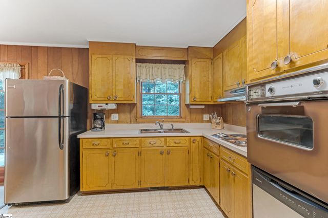 8 Dickens Lane, Taylors, SC 29687