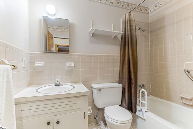 8 Dickens Lane, Taylors, SC 29687