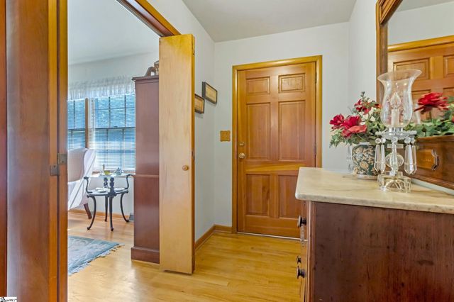 8 Dickens Lane, Taylors, SC 29687
