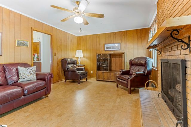 8 Dickens Lane, Taylors, SC 29687