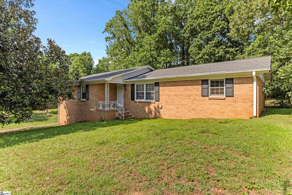 8 Dickens Lane, Taylors, SC 29687