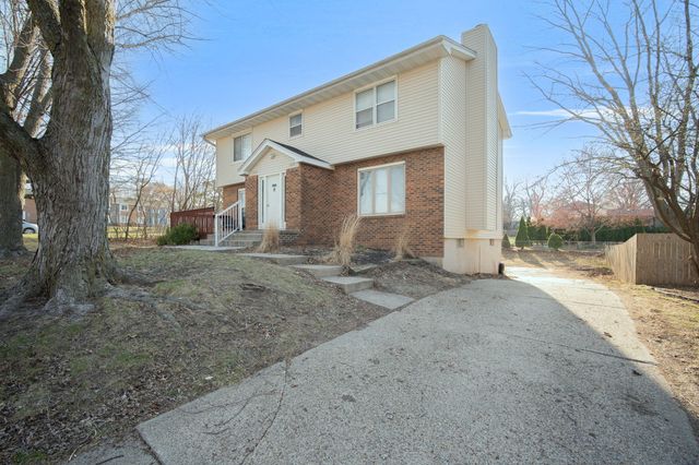 1224 NW 92nd Street, Clive, IA 50325