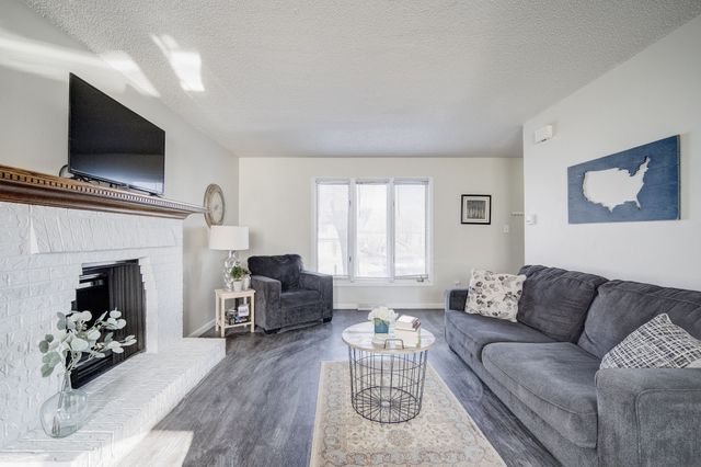 1224 NW 92nd Street, Clive, IA 50325