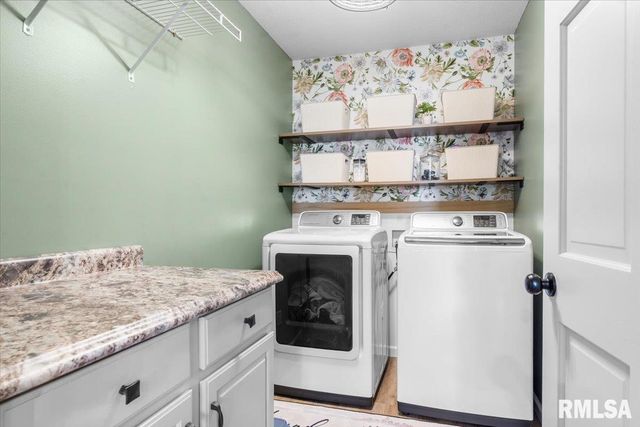 145 PARKWAY Drive, Chatham, IL 62629