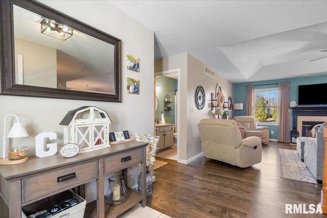 145 PARKWAY Drive, Chatham, IL 62629