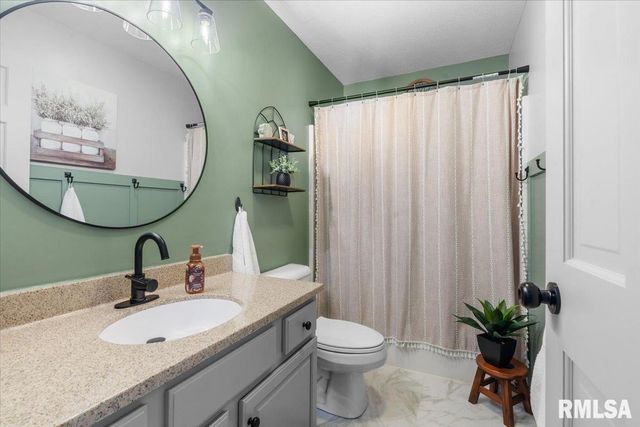 145 PARKWAY Drive, Chatham, IL 62629