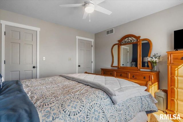 145 PARKWAY Drive, Chatham, IL 62629