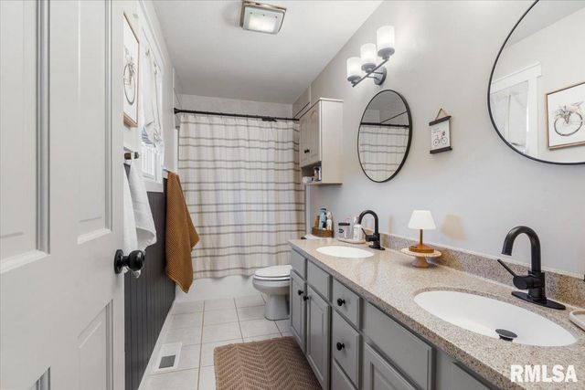 145 PARKWAY Drive, Chatham, IL 62629