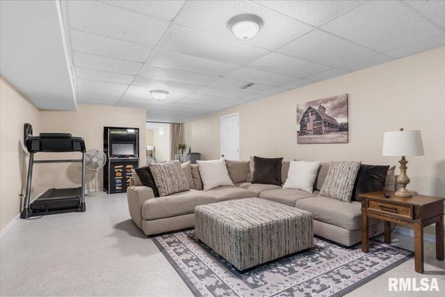 145 PARKWAY Drive, Chatham, IL 62629