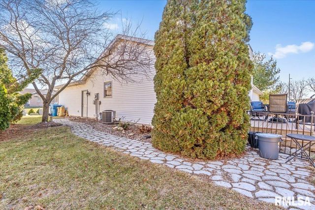 145 PARKWAY Drive, Chatham, IL 62629