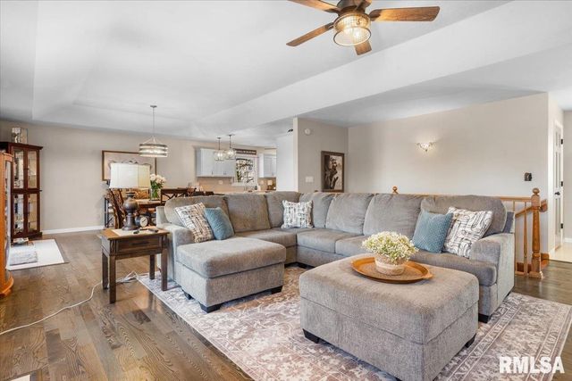 145 PARKWAY Drive, Chatham, IL 62629