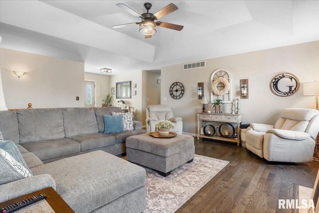 145 PARKWAY Drive, Chatham, IL 62629