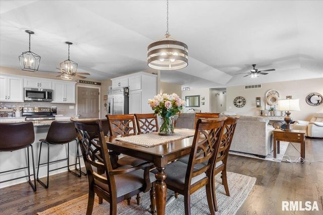 145 PARKWAY Drive, Chatham, IL 62629