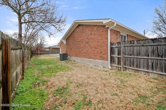 3202 Tara Gale Dr, Louisville, KY 40216