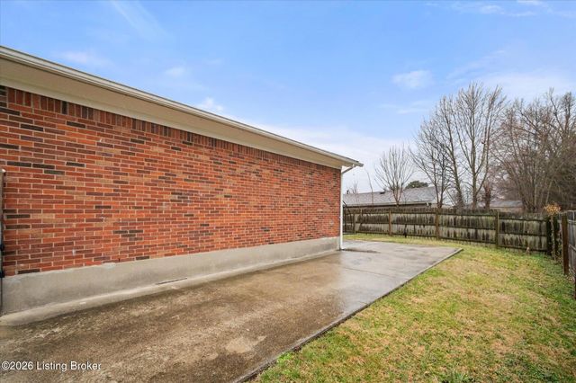 3202 Tara Gale Dr, Louisville, KY 40216