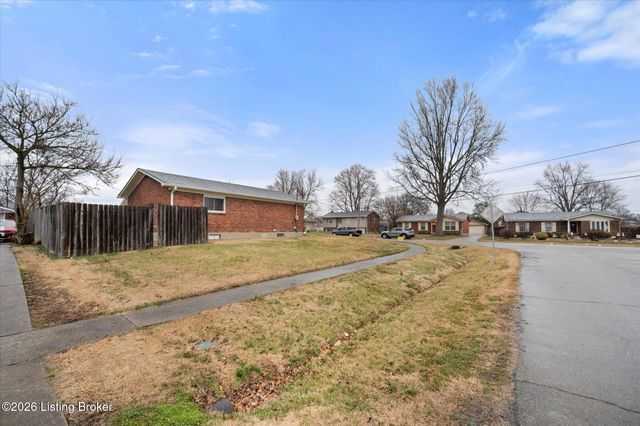 3202 Tara Gale Dr, Louisville, KY 40216