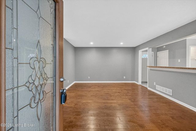 3202 Tara Gale Dr, Louisville, KY 40216