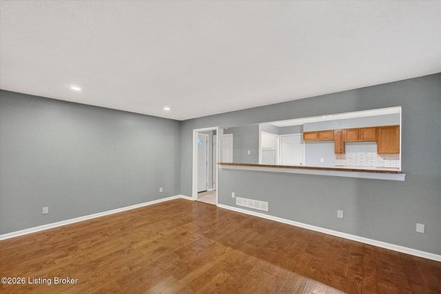 3202 Tara Gale Dr, Louisville, KY 40216