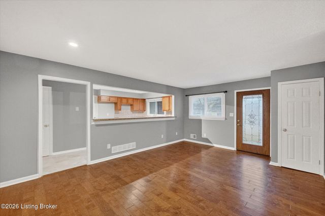 3202 Tara Gale Dr, Louisville, KY 40216